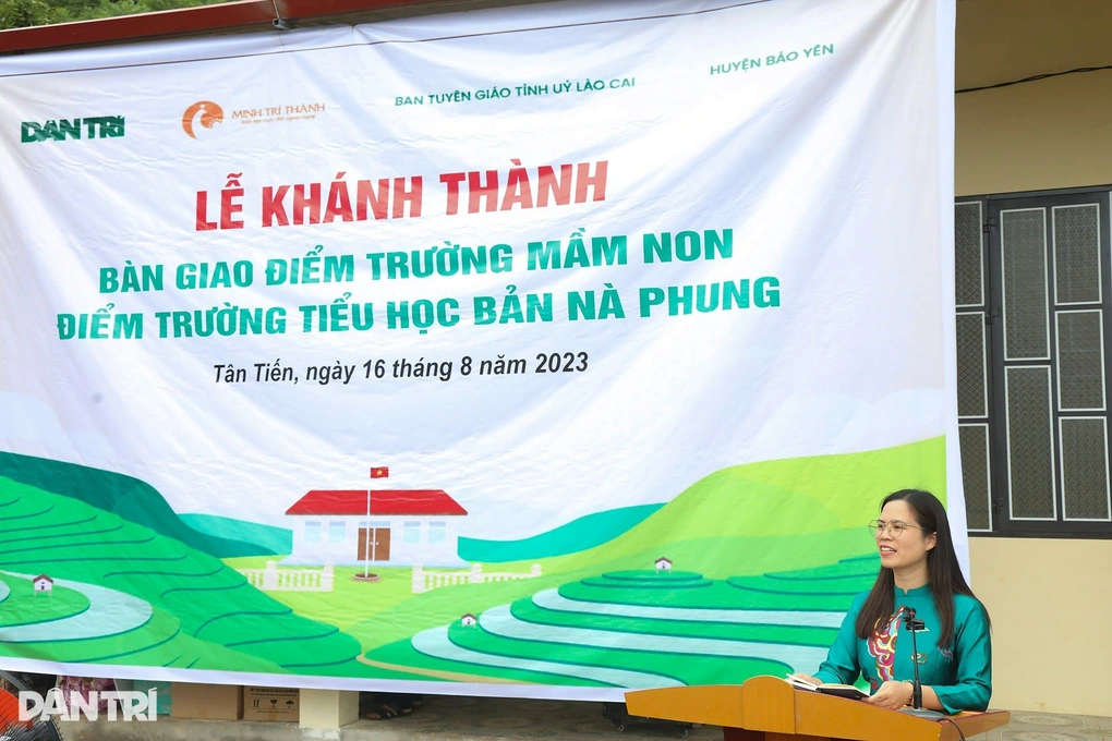 Cô giáo Nguyễn Thị Lanh, Chuyên gia tâm lý, thành viên HĐQT Công ty Cổ phần Học viện Minh Trí Thành, đại diện nhà tài trợ (Ảnh: Hữu Nghị).