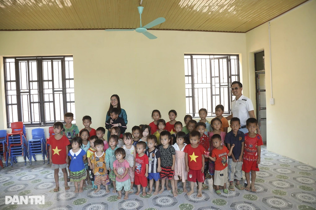 Đại diện nhà tài trợ Công ty Cổ phần Học viện Minh Trí Thành chụp hình cùng các em học sinh trong lớp học mới (Ảnh: Hữu Nghị).