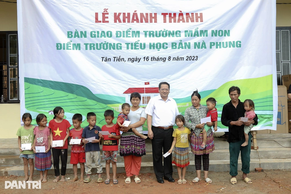 Ông Lý Bình Minh, Phó Chủ tịch Hội đồng UBND tỉnh Lào Cai trao tặng học bổng đến các em học sinh tại điểm trường Nà Phung (Ảnh: Hữu Nghị).