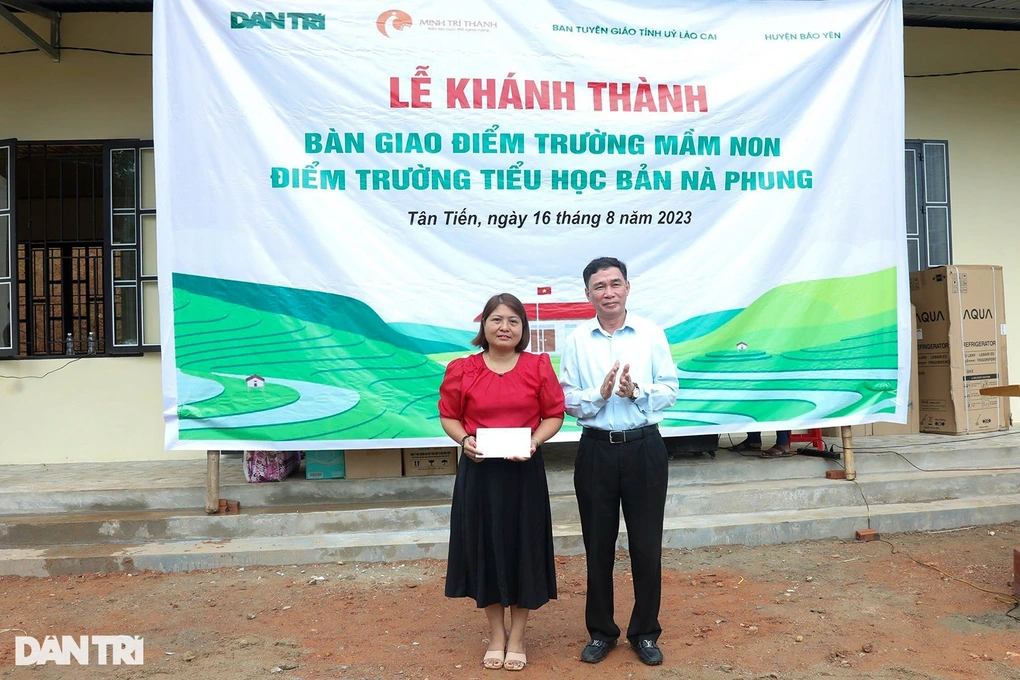 Ông Nguyễn Anh Chuyên, Bí thư Huyện ủy, Chủ tịch Hội đồng Nhân dân huyện Bảo Yên trao tặng quà đến điểm trường Nà Phung (Ảnh: Hữu Nghị).