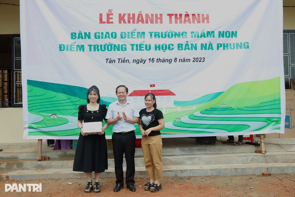 Ông Đỗ Đức Liệu, Phó Trưởng ban Tuyên giáo tỉnh Lào Cai trao tặng quà tới điểm trường Nà Phung (Ảnh: Hữu Nghị).