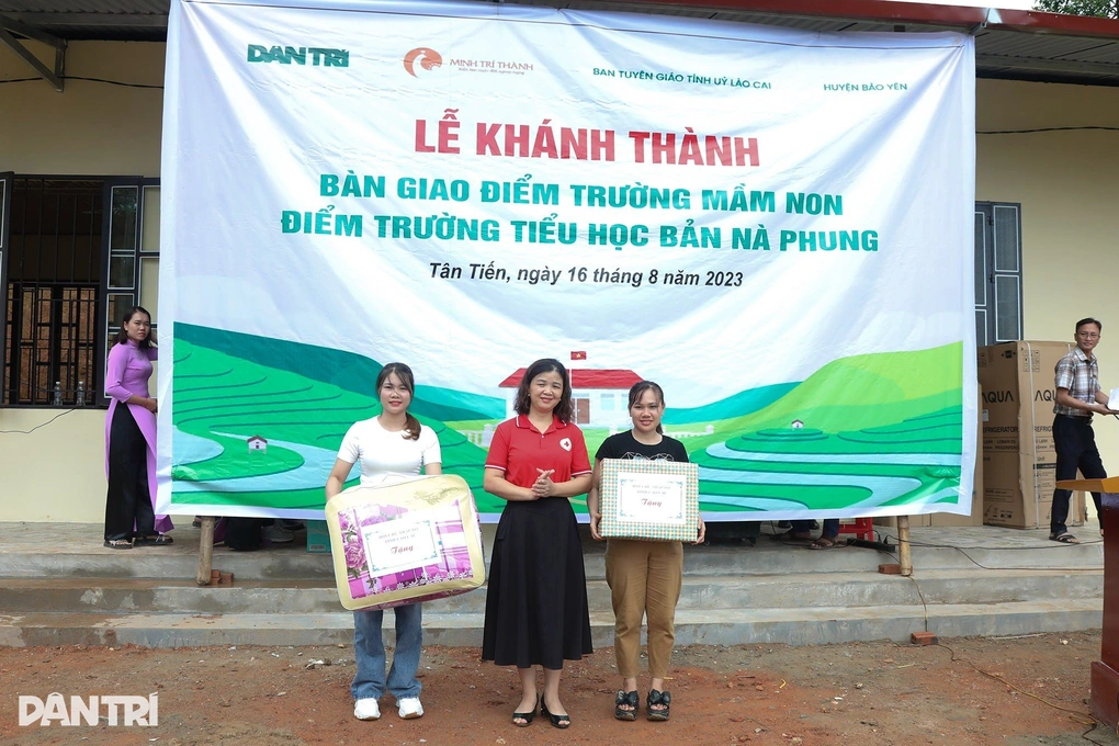 Bà Vàng Thị Mai Hương, Phó Chủ tịch Hội Chữ thập đỏ tỉnh Lào Cai trao quà cho điểm trường Nà Phung (Ảnh: Hữu Nghị).