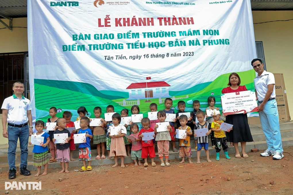 Ông Nguyễn Văn Lương, Tổng Giám đốc Công ty Cổ phần Học viện Minh Trí Thành cùng Tổng biên tập báo Dân trí, ông Phạm Tuấn Anh trao tặng 41 suất học bổng đến các em học sinh có hoàn cảnh khó khăn tại bản Nà phung (Ảnh: Hữu Nghị).