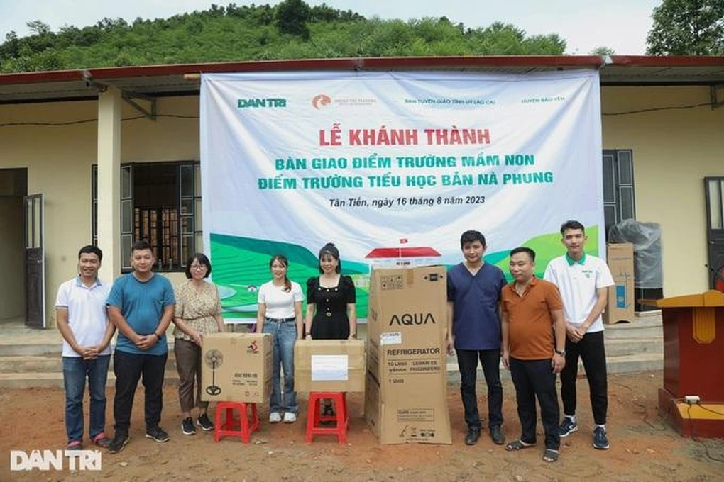 Đoàn Thanh niên Bệnh viện Nhiệt đới Trung ương cùng đoàn Thanh niên báo Dân trí trao tặng quà đến điểm trường Nà Phung (Ảnh: Hữu Nghị).