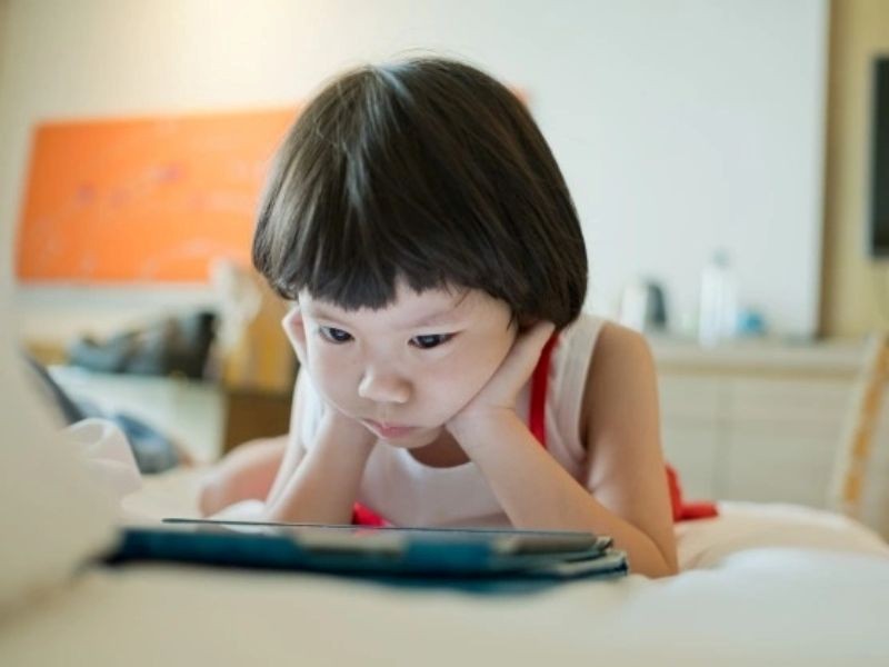 Con tìm đến TV và điện thoại để trốn tránh sự cô đơn