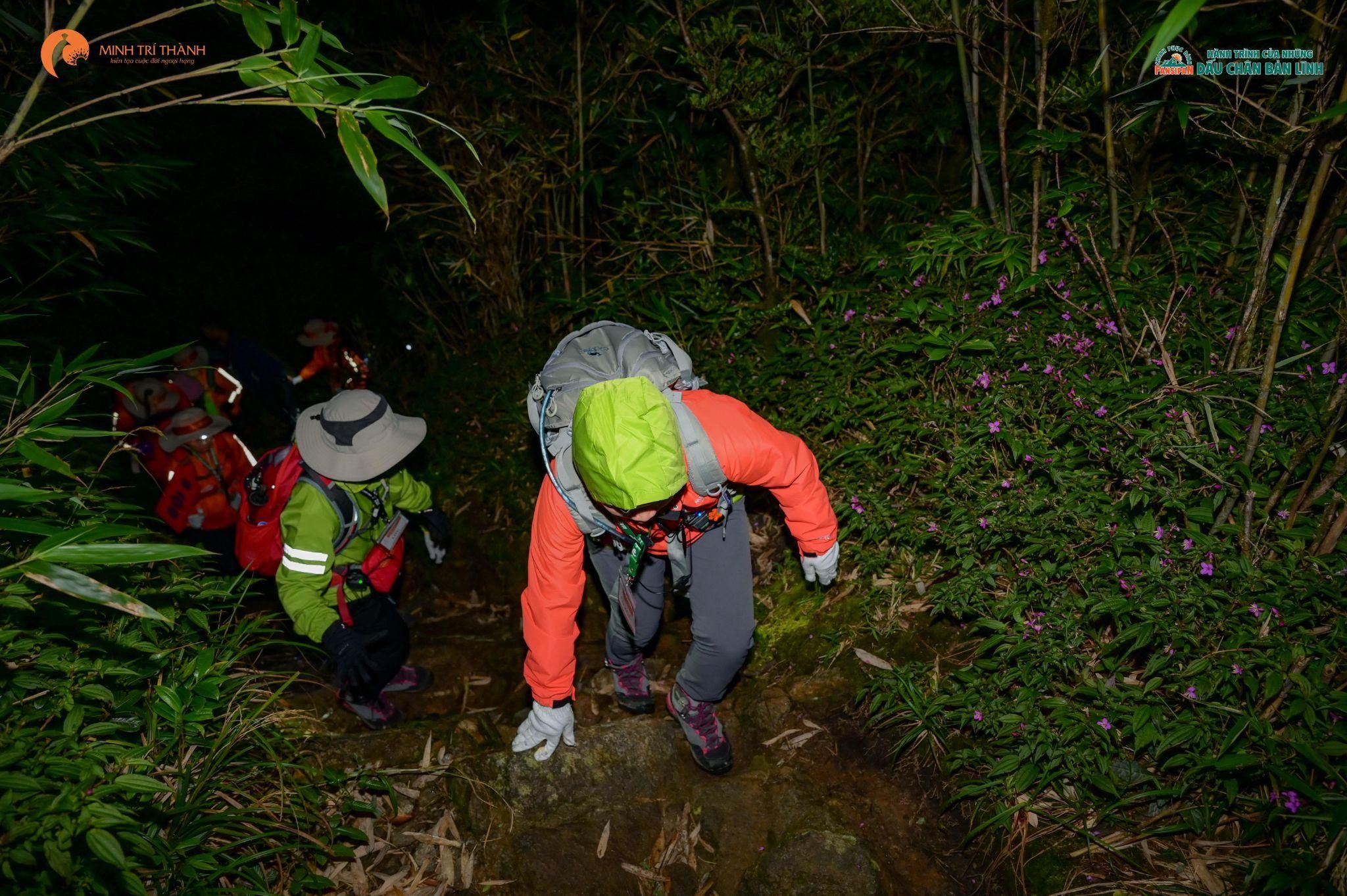Hành trình chinh phục Fansipan vào ban đêm của cách anh chị Nâng Tầm, Coach Nâng Tầm cùng Minh Trí Thành.