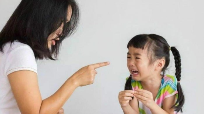 Vết thương tinh thần khó lành, khi con thường xuyên bị cha mẹ la mắng.