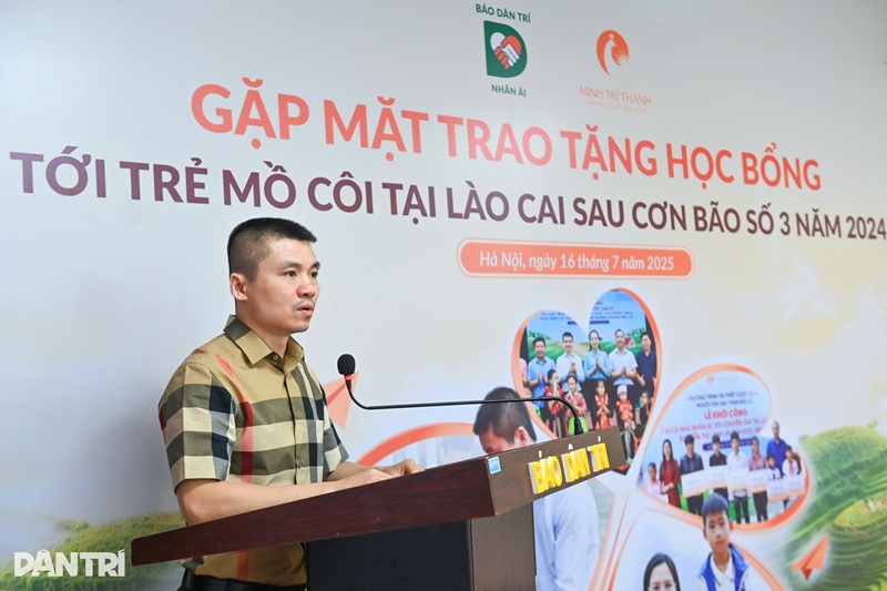 Nhà báo Phạm Tuấn Anh, Tổng Biên tập báo Dân trí phát biểu tại buổi gặp mặt và trao học bổng tới trẻ em mồ côi của tỉnh Lào Cai (Ảnh: Hải Long)