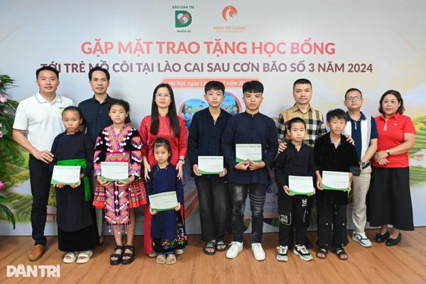 Trao học bổng cho trẻ em tại Lào Cai