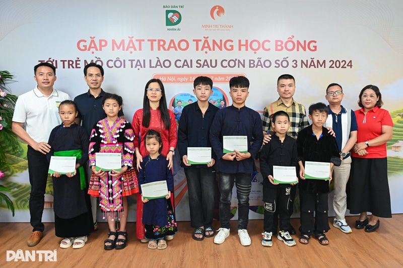 Trao học bổng cho trẻ em tại Lào Cai