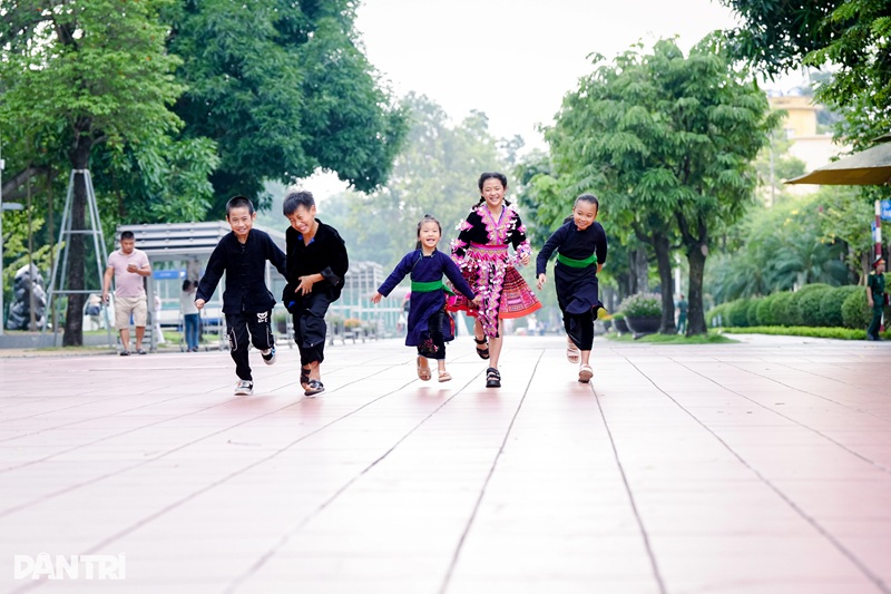 Nụ cười rạng rỡ của các cháu nhỏ khi lần đầu tiên được đặt chân tới Thủ đô Hà Nội (Ảnh: Lương Quốc Hưng)