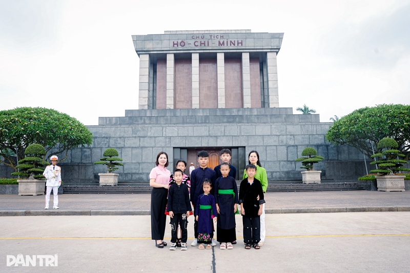 Các cháu nhỏ háo hức khi được đi thăm Lăng Bác (Ảnh: Lương Quốc Hưng)