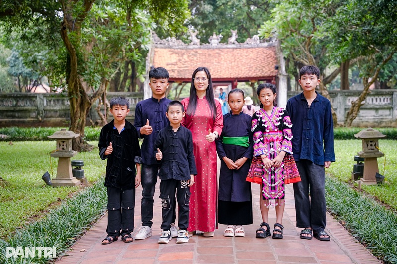 Chuyên gia Nguyễn Thị Lanh trực tiếp đưa các em nhỏ thăm Văn Miếu Quốc Tử Giám (Ảnh: Lương Quốc Hưng)