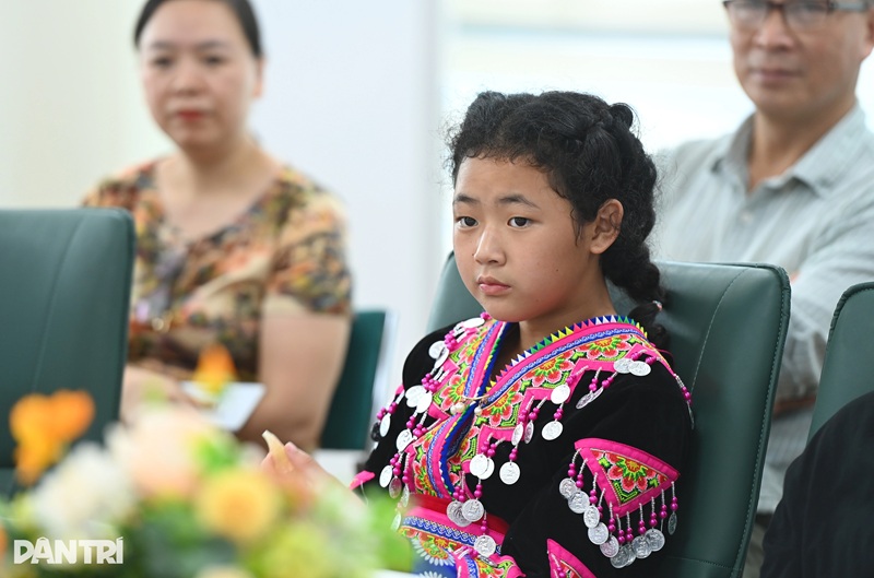 Sau bão Yagi, cháu Vàng Thị Bầu (SN 2013) bị mồ côi cả cha và mẹ (Ảnh: Hải Long)