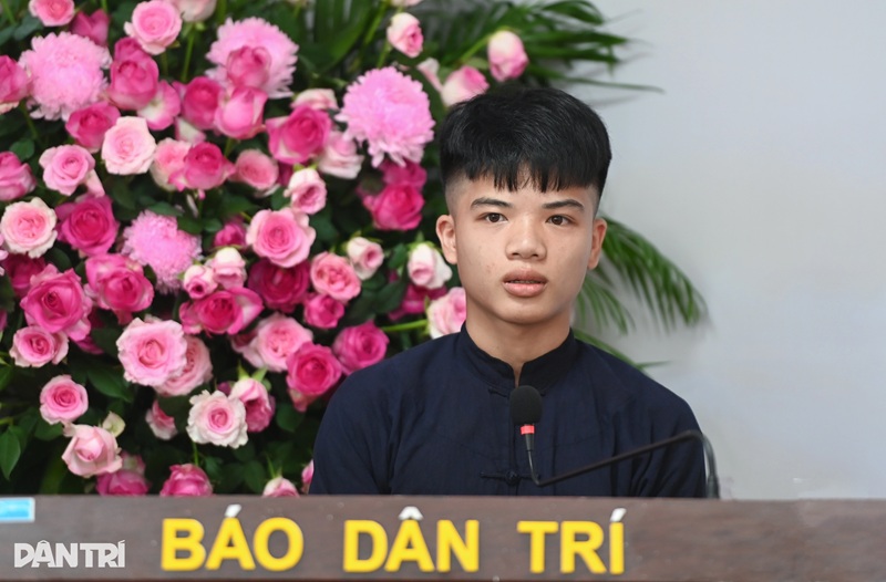 Cháu Lục Minh Quân (SN 2008) đại diện cho các bạn gửi lời cảm ơn báo Dân trí và Công ty CP Học viện Minh Trí Thành (Ảnh: Hải Long)