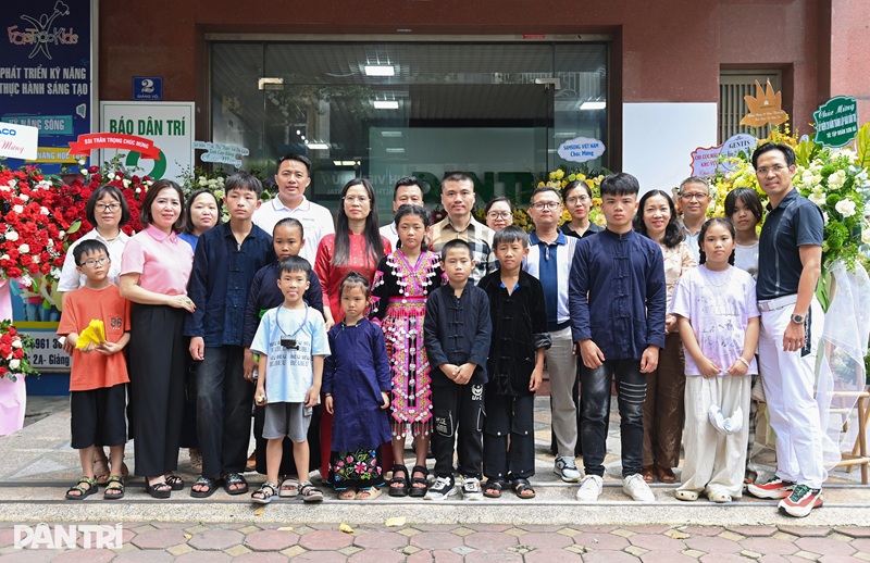 Đại diện báo Dân trí và Ban lãnh đạo Công ty CP Học viện Minh Trí Thành cùng các cháu nhỏ chụp hình lưu niệm trước trụ sở tòa soạn (Ảnh: Hải Long)