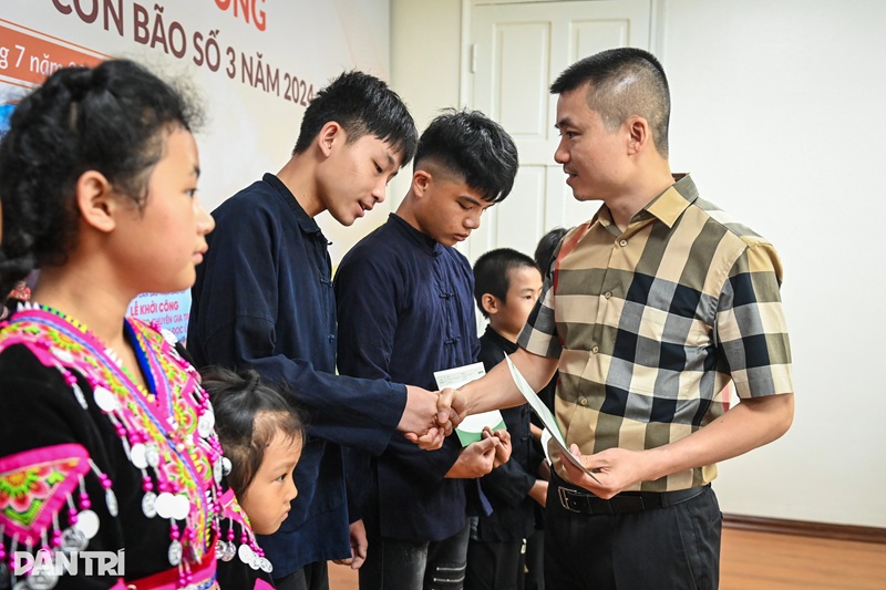 Nhà báo Phạm Tuấn Anh, Tổng Biên tập báo Dân trí ân cần thăm hỏi, trao học bổng động viên các cháu cố gắng học tập, vươn lên (Ảnh: Hải Long)