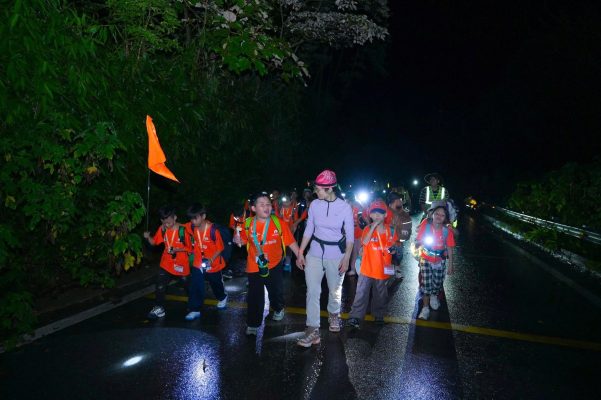 Hành trình chinh phục núi Ba Vì được diễn ra từ nửa đêm đến sáng vô cùng thử thách