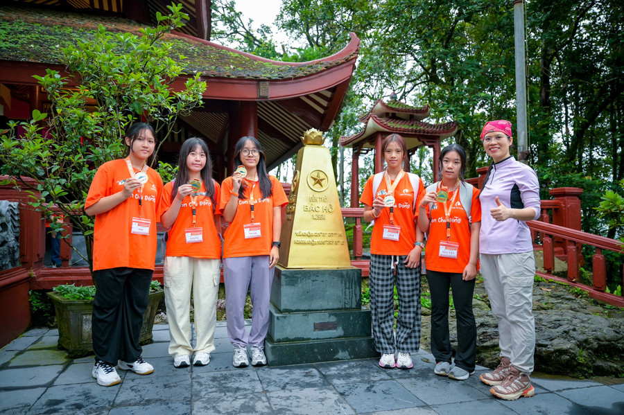 Niềm vui chiến thắng của các bạn nhỏ trên đỉnh núi Ba Vì cùng người bạn đồng hành Thạc sĩ Tâm lý, Chuyên gia Trị liệu Tâm Trí Nguyễn Thị Lanh (ngoài cùng bên phải)