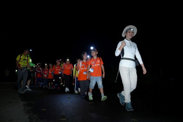Dù hành trình leo núi đêm khá vất vả nhưng các em nhỏ đều rất nỗ lực