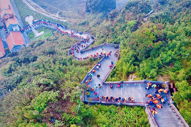 Sắc áo cam của thành viên đoàn leo núi nhuộm vàng con đường dẫn lên đỉnh 3.143m