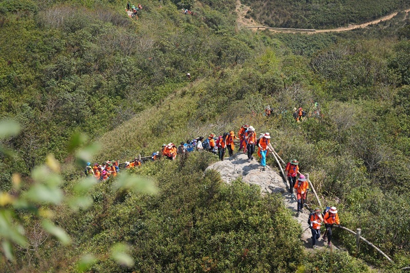 Hình ảnh đoàn người leo núi cùng nhau vượt qua mọi khó khăn để chinh phục "Nóc nhà Đông Dương"