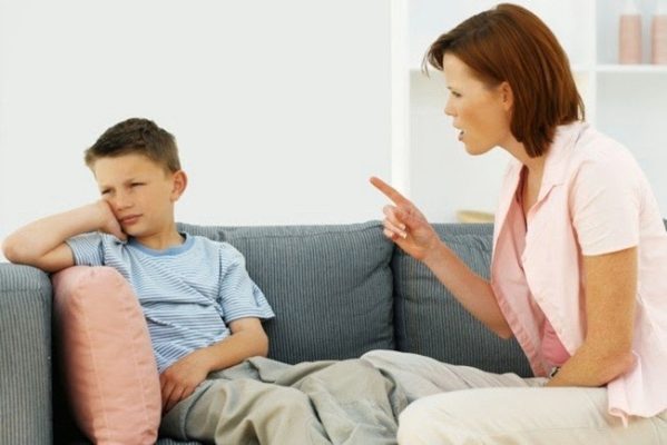 Có khi con lễ phép, nhẹ nhàng với người ngoài nhưng có lúc lại cáu gắt, không nghe lời cha mẹ