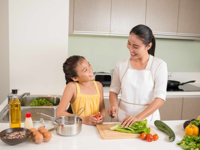 Cha mẹ hiện diện và lắng nghe con, thay vì phán xét