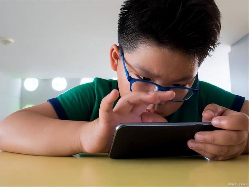 Cha mẹ dùng hình thức trao đổi bằng giờ xem điện thoại chỉ khiến trẻ nghiện game hơn