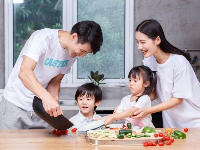 Cha mẹ nên dành thời gian chất lượng bên con mỗi ngày để dần dần hàn gắn mối quan hệ