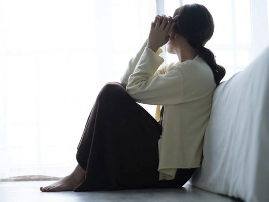 Con trai không nói chuyện và cố tránh mặt mẹ khiến chị Linh vô cùng buồn bã (hình mô tả)