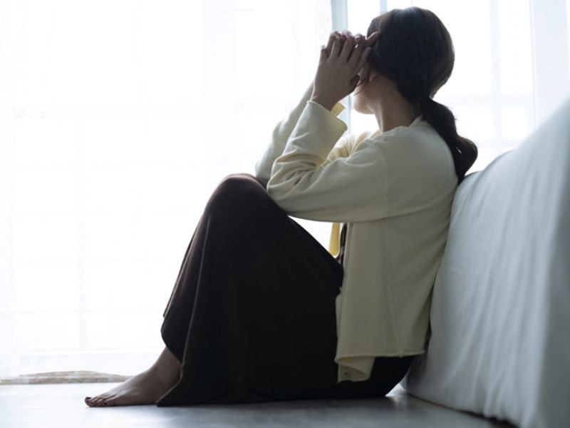 Con trai không nói chuyện và cố tránh mặt mẹ khiến chị Linh vô cùng buồn bã (hình mô tả)