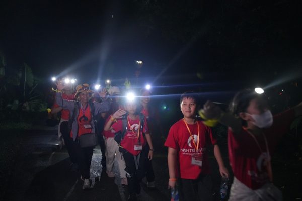 Các em nhỏ vượt qua hơn 12 km đường dốc leo núi xuyên đêm đầy những thách thức