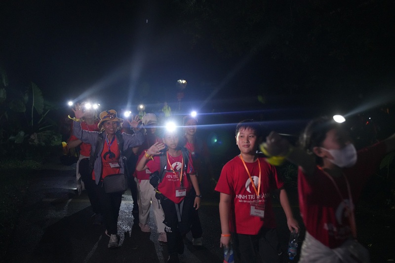 Các em nhỏ vượt qua hơn 12 km đường dốc leo núi xuyên đêm đầy những thách thức