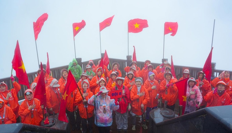 Đoàn leo núi của Học viện Minh Trí Thành được tham gia một lễ Thượng cờ đầy cảm xúc