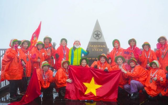 Thạc sĩ Tâm lý, Chuyên gia Trị liệu Tâm Trí Nguyễn Thị Lanh (mũ trắng) chụp ảnh kỷ niệm cùng đoàn leo núi Fansipan