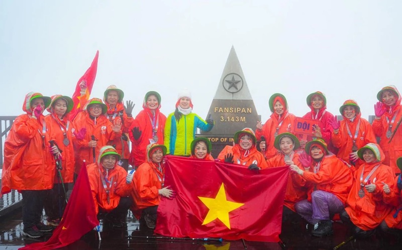 Thạc sĩ Tâm lý, Chuyên gia Trị liệu Tâm Trí Nguyễn Thị Lanh (mũ trắng) chụp ảnh kỷ niệm cùng đoàn leo núi Fansipan