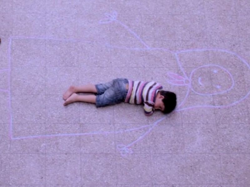 Tổn thương khiến con thiếu tự tin và sống trong sự sợ hãi