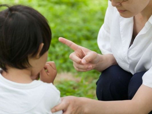 Cha mẹ thường phản ứng gay gắt khi con lấy trộm tiền, khiến con thu mình hoặc phản ứng lại