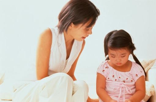 Cha mẹ thường xuyên chỉ trích, sửa sai con có thể khiến con sợ hãi, không dám thể hiện bản thân và dần rơi vào trạng thái cô lập