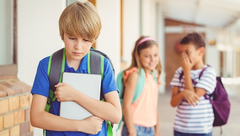 Khác nhau về hoàn cảnh sống khiến trẻ bị bạn bè cô lập