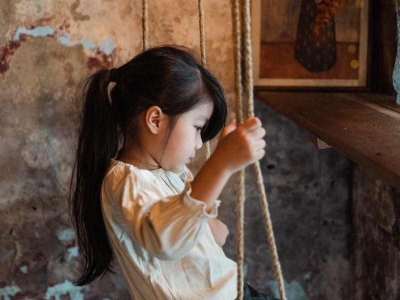 Con bị cô lập sẽ mang theo tổn thương trong thời gian dài