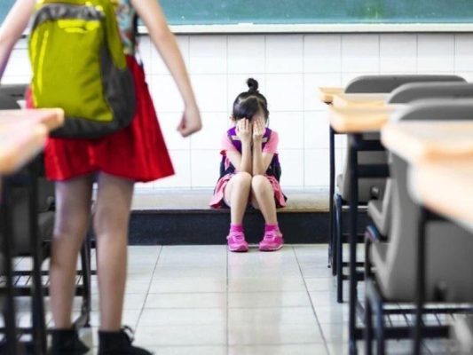 Bị cô lập tức là con không cảm thấy mình thuộc về bất cứ đâu