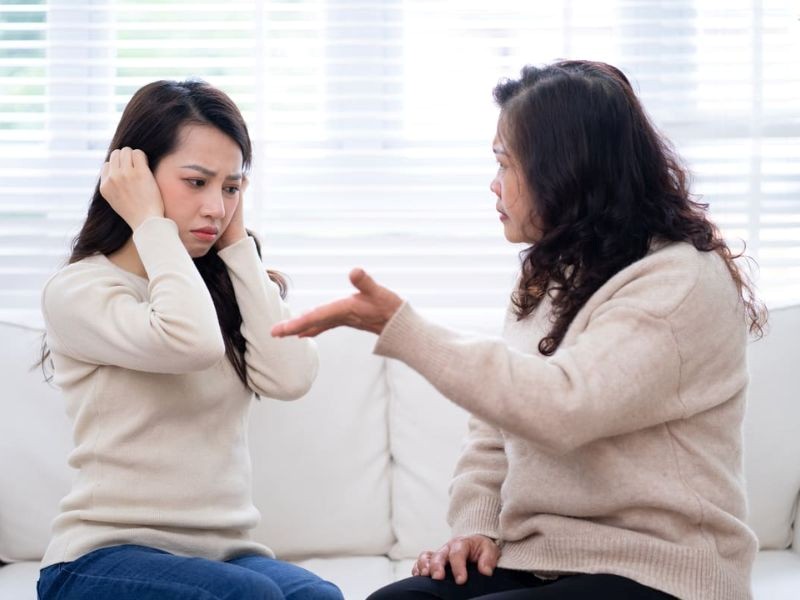 Dùng thái độ la mắng, con dễ chống đối mạnh hơn