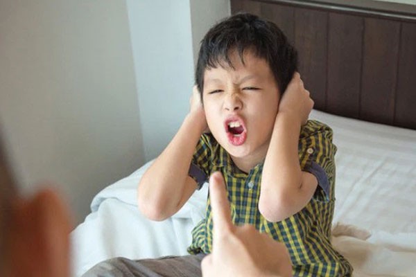 Khi con bị dồn nén cảm xúc quá lâu, con sẽ bộc lộ bằng cách bùng nổ phản kháng
