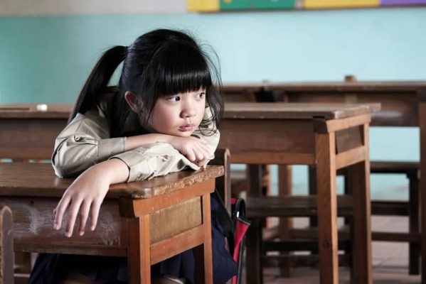 Con im lặng, con nói dối,...là những hành vi bên ngoài cho thấy con đang tổn thương