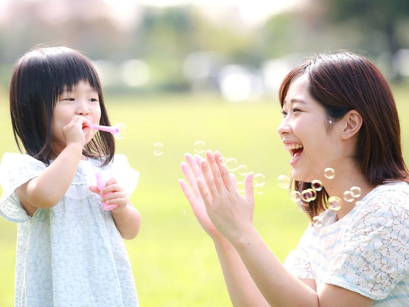 Sự hiện diện của cha mẹ sẽ giúp con tìm thấy niềm vui trong đời sống thực