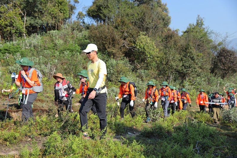 Ông Nguyễn Văn Lương đồng hành cùng các học viên trong hành trình chinh phục "Nóc nhà Đông Dương"