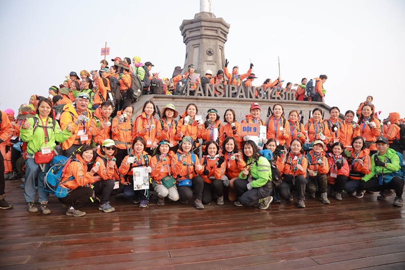 Đồng hành cùng nhau suốt 2 ngày 1 đêm, đoàn leo núi chinh phục thành công đỉnh Fansipan cao 3.143m​