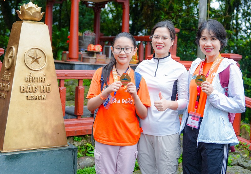 Cùng con xuyên đêm chinh phục đỉnh núi Ba Vì, Hà Nội 1